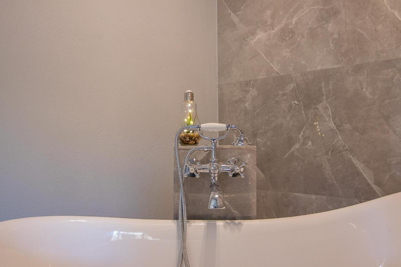 Kómboi Georgianna'S Suite With Private Pool , 'Greysuite' מראה חיצוני תמונה
